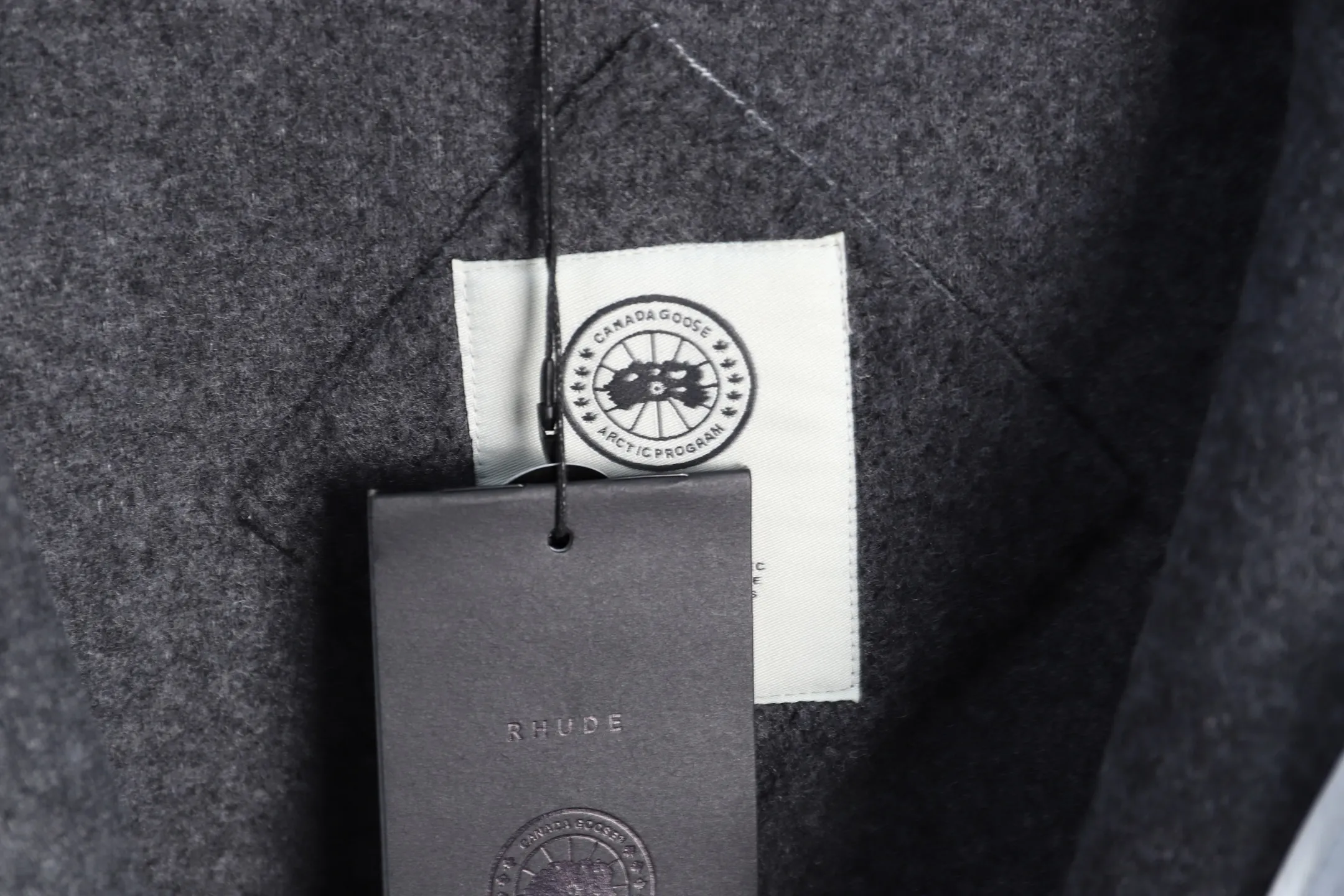 P640 Big Goose White Label Cashmere Vest Canada Goose Canada Goose Humanature Series Ski Season White Label Warm, Windproof, Breathable, Soft Solid Color Stand Collar Logo Label Zipper Casual Sleeveless Vest Mersey Solid Color Stand Collar Fitted Sleeveless Vest Exclusive Customized Wool Fabric Compare only with ZP There is no need to elaborate on the popularity of this season’s new style. The fabric is warm and comfortable long plush and easy to put on and take off. High-tech breathable space cotton liner makes the whole dress very stiff. At the same time, it is soft, comfortable and lightweight. Breathable, soft, not sweaty, lightweight, stylish, and not deformed. The iconic double-striped reflective strips are designed behind the collar and hat. No detail is missed. High-density goose badge. All threaded accessories are customized. Three colors to choose from. Each one is super western. The upper body effect is very high-end. The loose version is not bloated at all. It is quite fashionable. It can be said to be a very unique design. This year's must-have style is the same for men and women🔥 Color: light gray dark gray Khaki